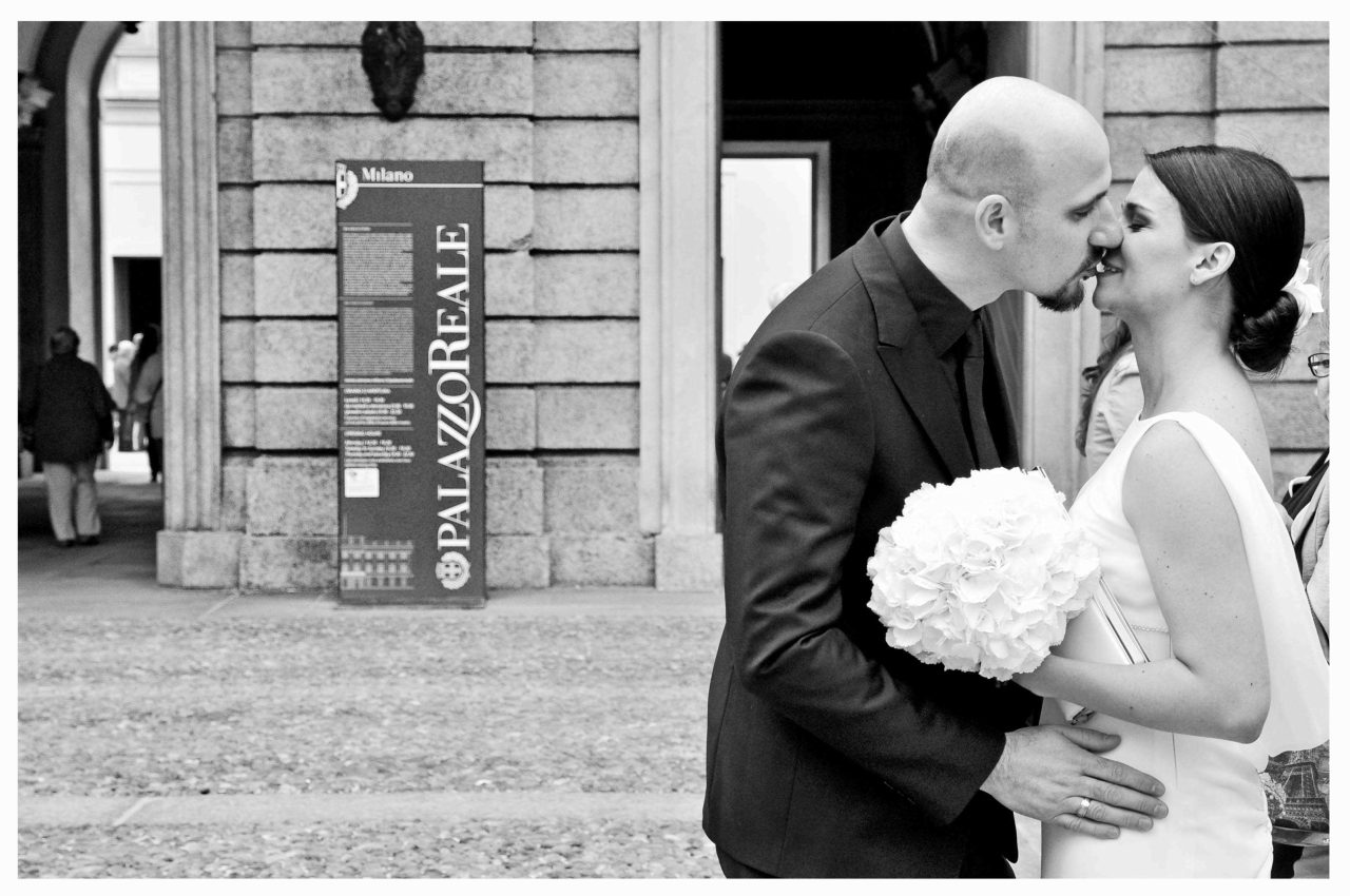 Sposo-in-attesa-fuori-dal-Palazzo-Reale-di-Milano